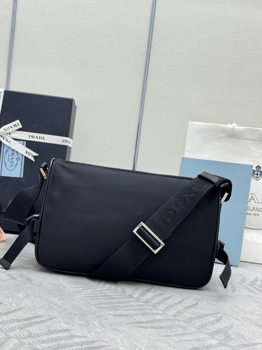 PRADA 25S СЕРЕДНЯ СУМКА-МЕСЕНДЖЕР 35 З ЧОРНОГО RE-NYLON ТА ТЕЛЯЧОЇ ШКІРИ