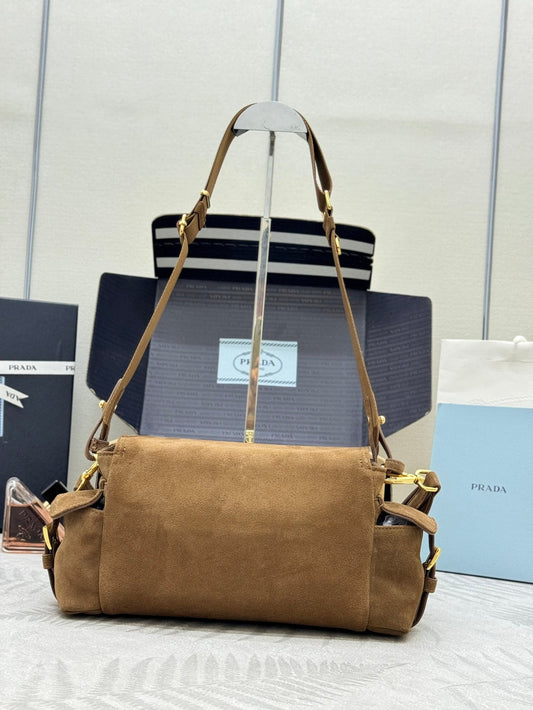 СУМКА PRADA 25S EXPLORE З КЛАПАНОМ СЕРЕДНЬОГО РОЗМІРУ З КОРИЧНЕВОЇ ЗАМШІ