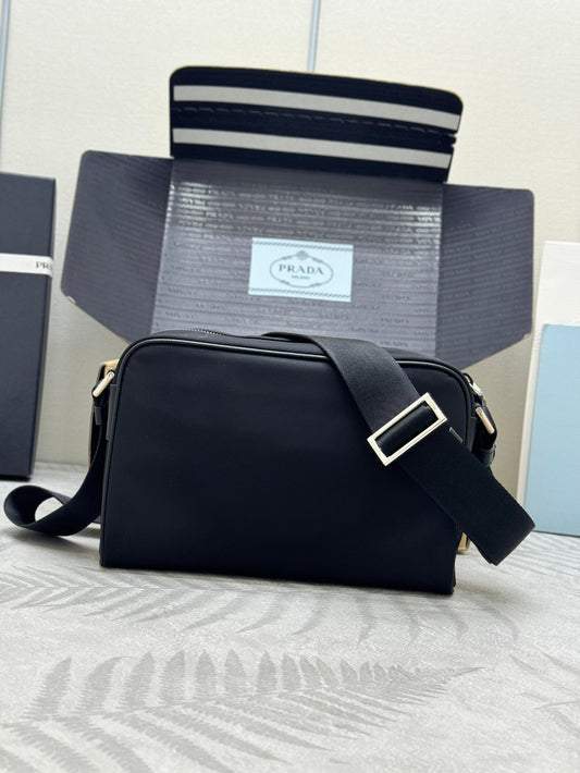 PRADA 25S СУМКА ЧЕРЕЗ ПЛЕЧЕ 24 З ЧОРНОГО РЕ-НЕЙЛОНУ З ФУРНІТУРОЮ СРІБНОГО КОЛЬОРУ