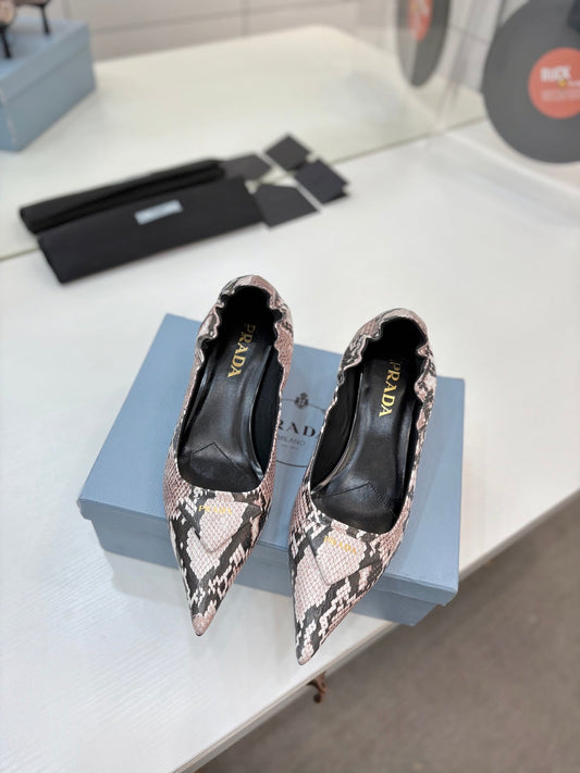 ТУФЛІ PRADA 26S PUMPS 55 ММ З ТИСНЕНОЇ ШКІРИ ТЕЛЯТИ ПІД РОЖЕВУ ЗМІЇНУ ШКІРУ З ЛОГОТИПОМ
