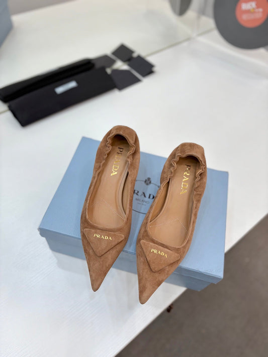 ТУФЛІ PRADA 26S PUMPS 55 ММ З КАРАМЕЛЬНО-КОРИЧНЕВОЇ ЗАМШІ З ЛОГОТИПОМ