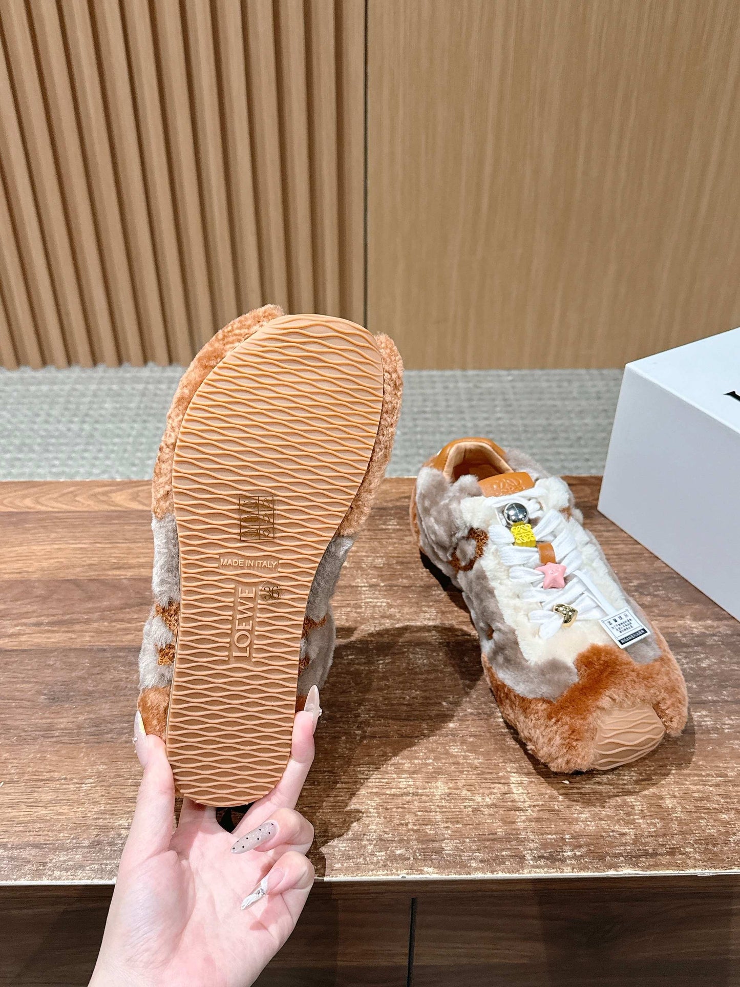 LOEWE 26S BALLET RUNNER 2.0 З КОРИЧНЕВОЇ ОВЧИНИ