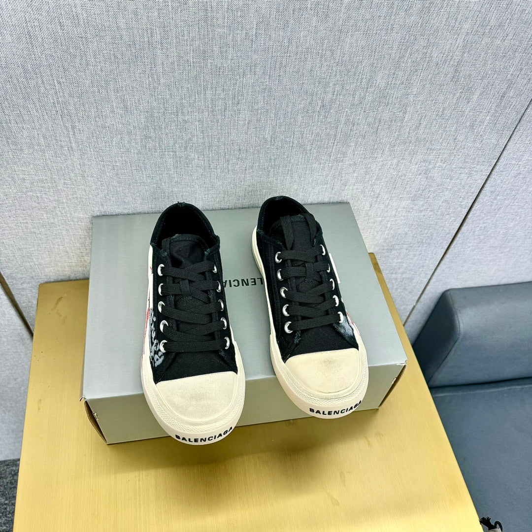 SNEAKERS IN BLACK CANVAS GRAFFITI LOGO - 35