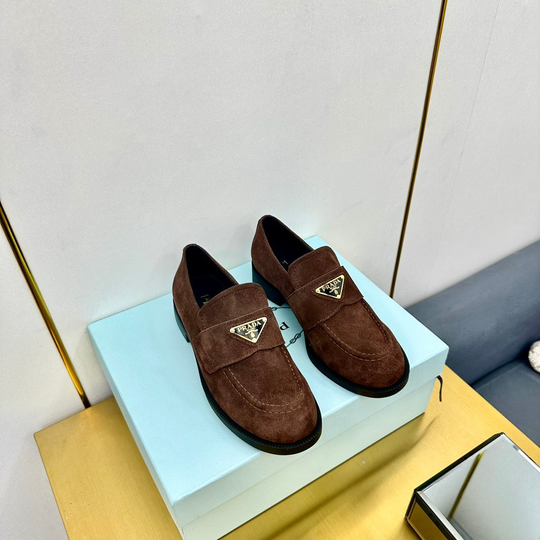 LOAFERS ATTACHED TRIANGLE LOGO IN WALNUT BROWN SUEDE - 34