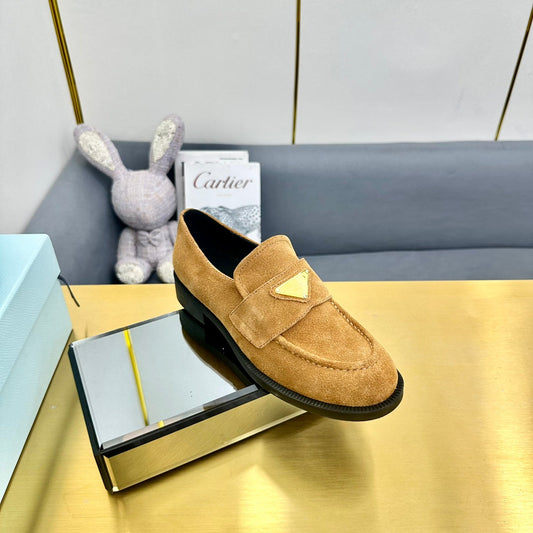LOAFERS ATTACHED TRIANGLE LOGO IN PEANUT BROWN SUEDE - 34