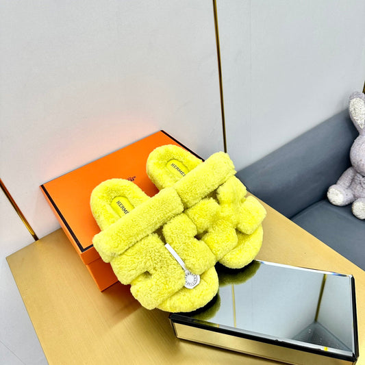 CHYPRE SANDAL IN SUNSHINE YELLOW SHEARLING - 35