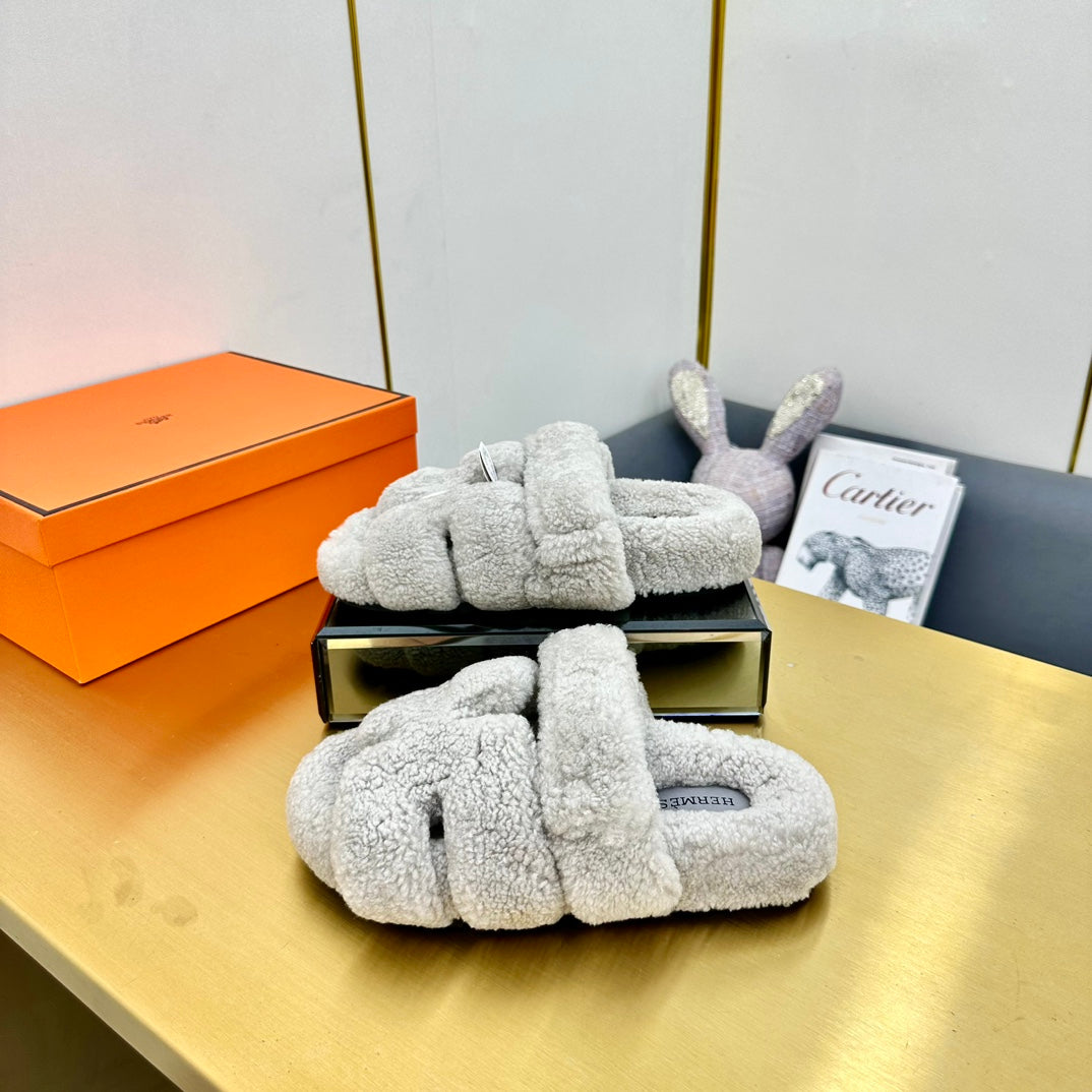 CHYPRE SANDAL IN PALE GRAY SHEARLING - 35
