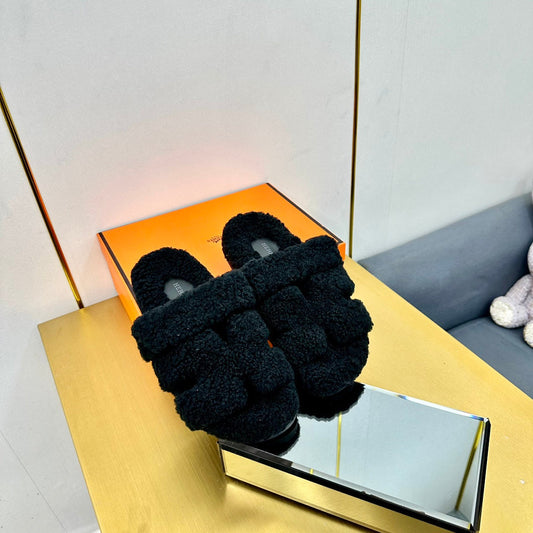 CHYPRE SANDAL IN BLACK SHEARLING - 35
