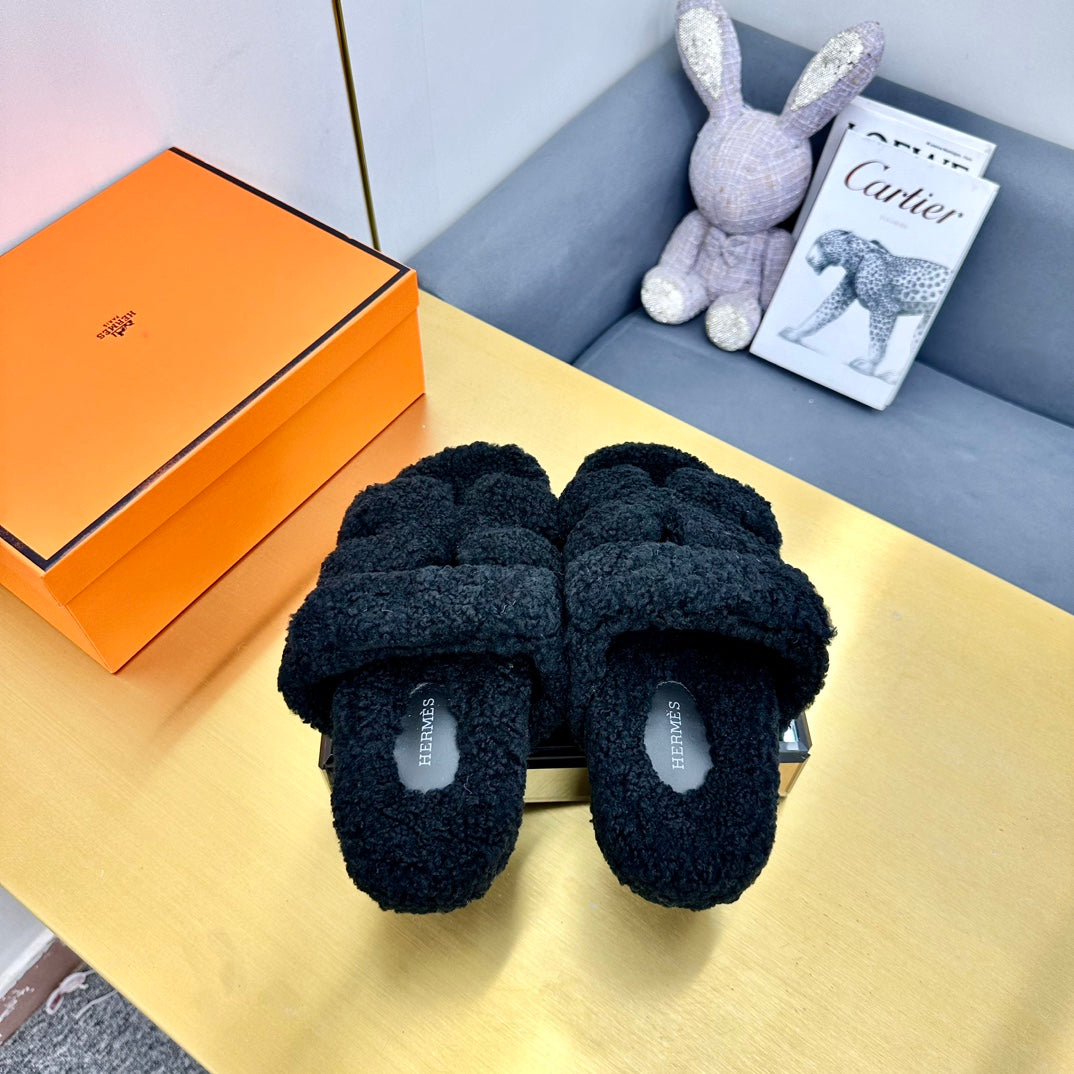 CHYPRE SANDAL IN BLACK SHEARLING - 35