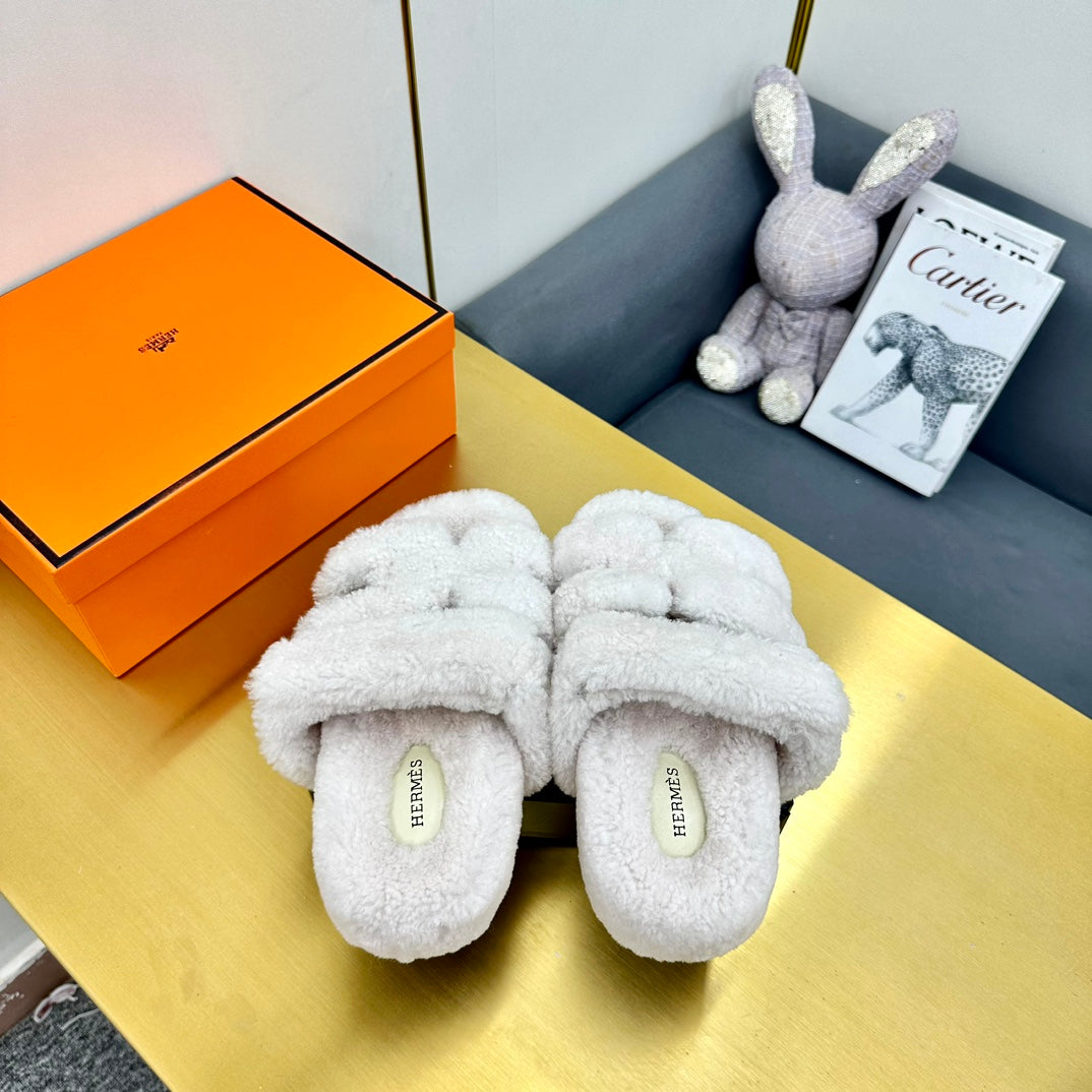 CHYPRE SANDAL IN WHITE SHEARLING - 35