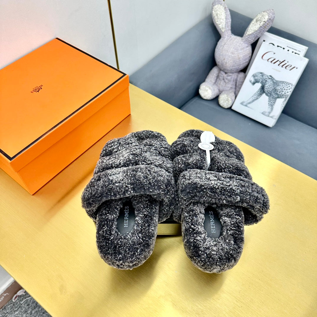 CHYPRE SANDAL IN DARK GRAY SHEARLING - 35