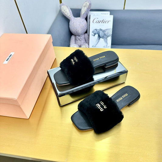 BLACK SLIPPERS LAMB FUR - 35