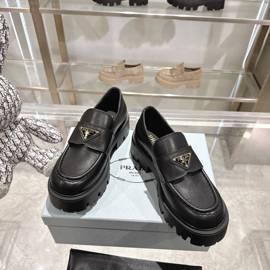 PRADA 25S THICK-SOLE LOAFERS 60 MM IN BLACK SMOOTH CALFSKIN - 35
