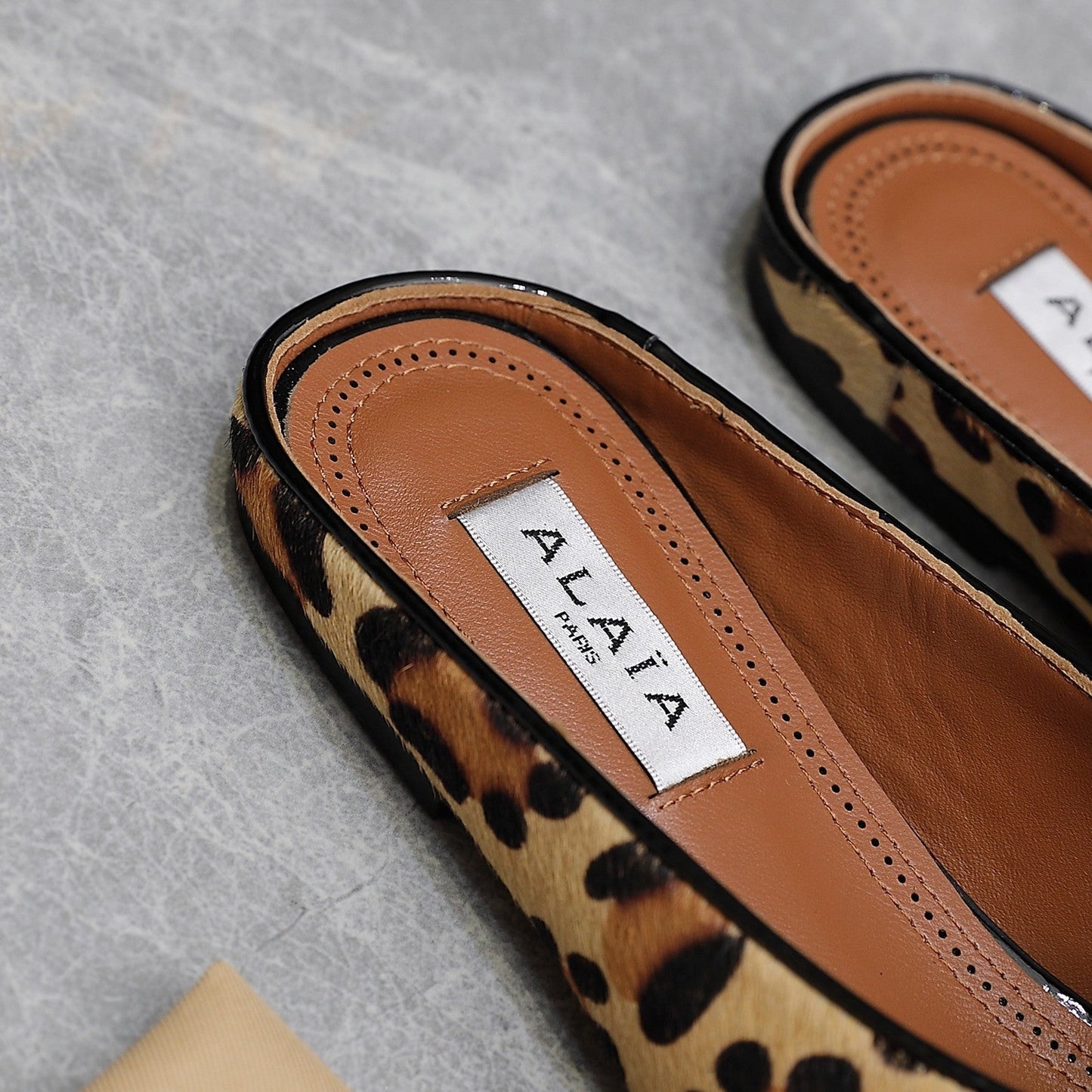 ALAIA FLAT MULE IN LEOPARD LAMBSKIN - 34