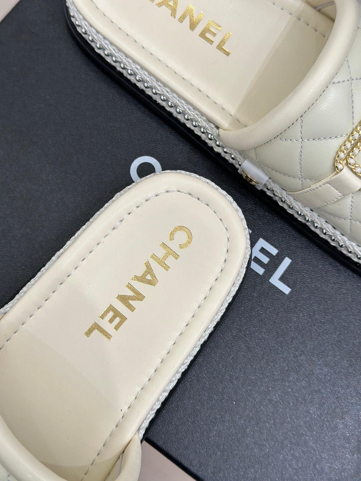 DIAMOND QUILTED CHAIN LAZY SLIPPERS IN WHITE LAMBSKIN - 35