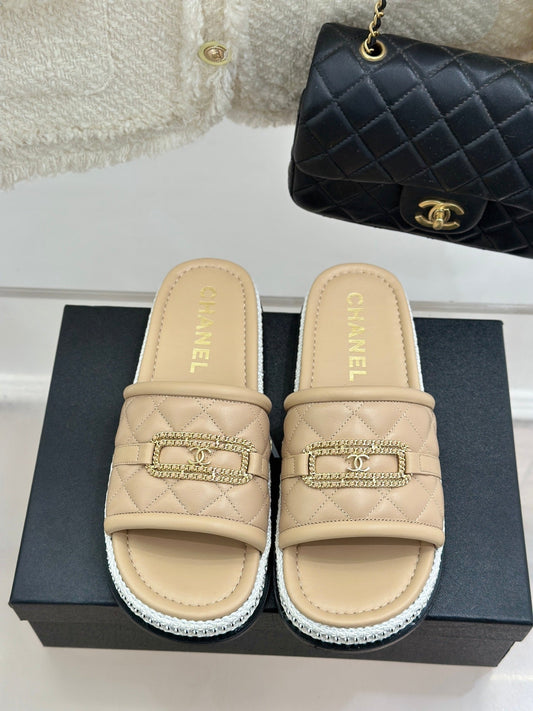 стьобані тапочки-сліпони CHANEL LAZY з ланцюжком зі шкіри ягняти кольору БІСКВІТНО-БЕЖЕВИЙ - 35