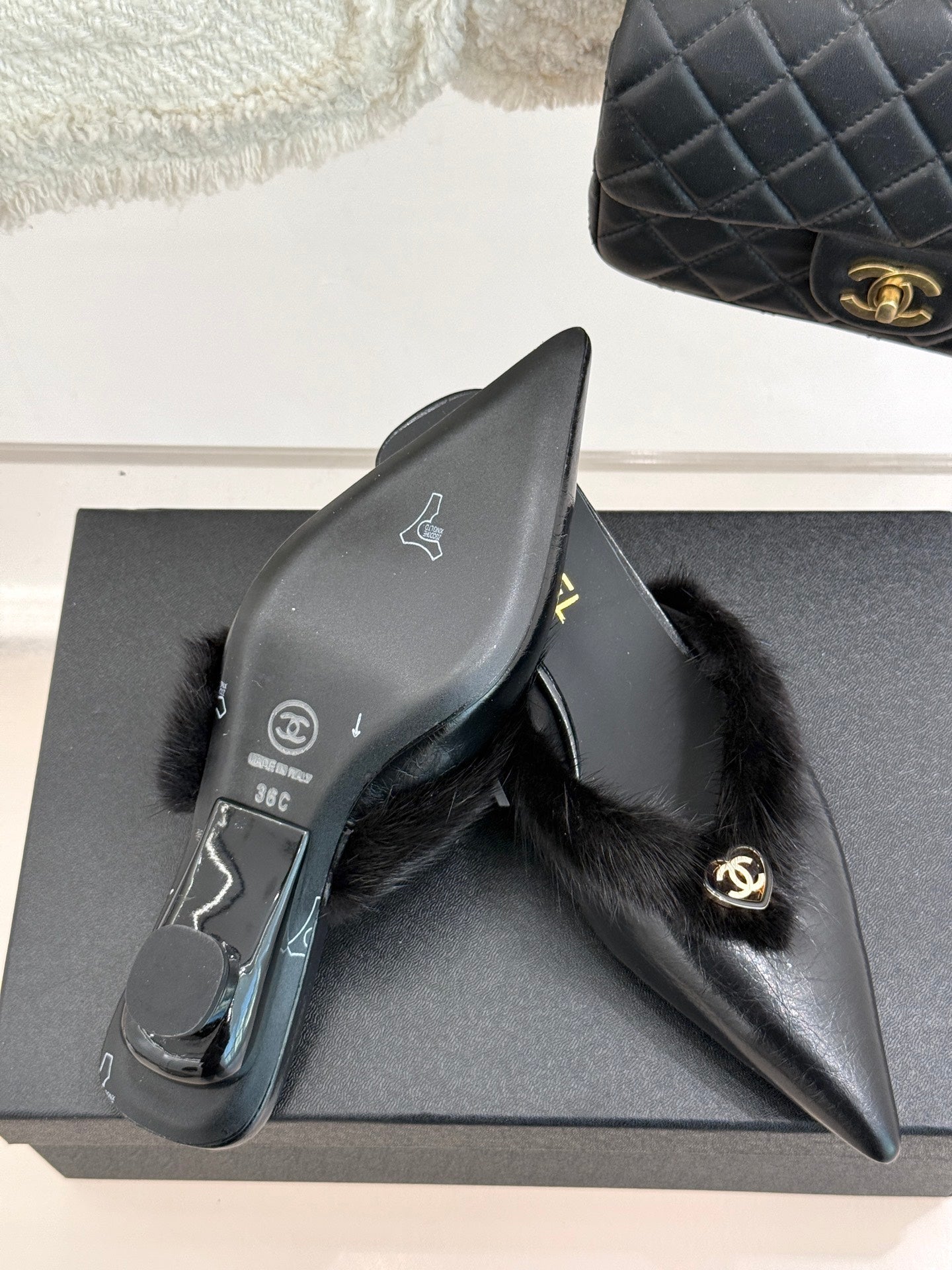 RABBIT FUR POINTED-TOE MULE IN BLACK LAMBSKIN - 35