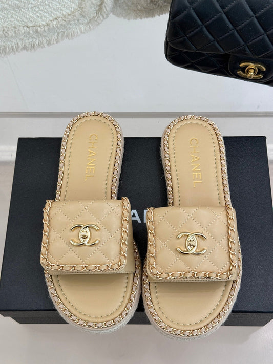 ШЛЯПАНЦІ FLAT CHAIN HEART З БІСКВІТНО-БЕЖЕВОЇ ОВЕЧОЇ ШКІРИ З ЛАНЦЮЖКОМ-СЕРЦЕМ - 35