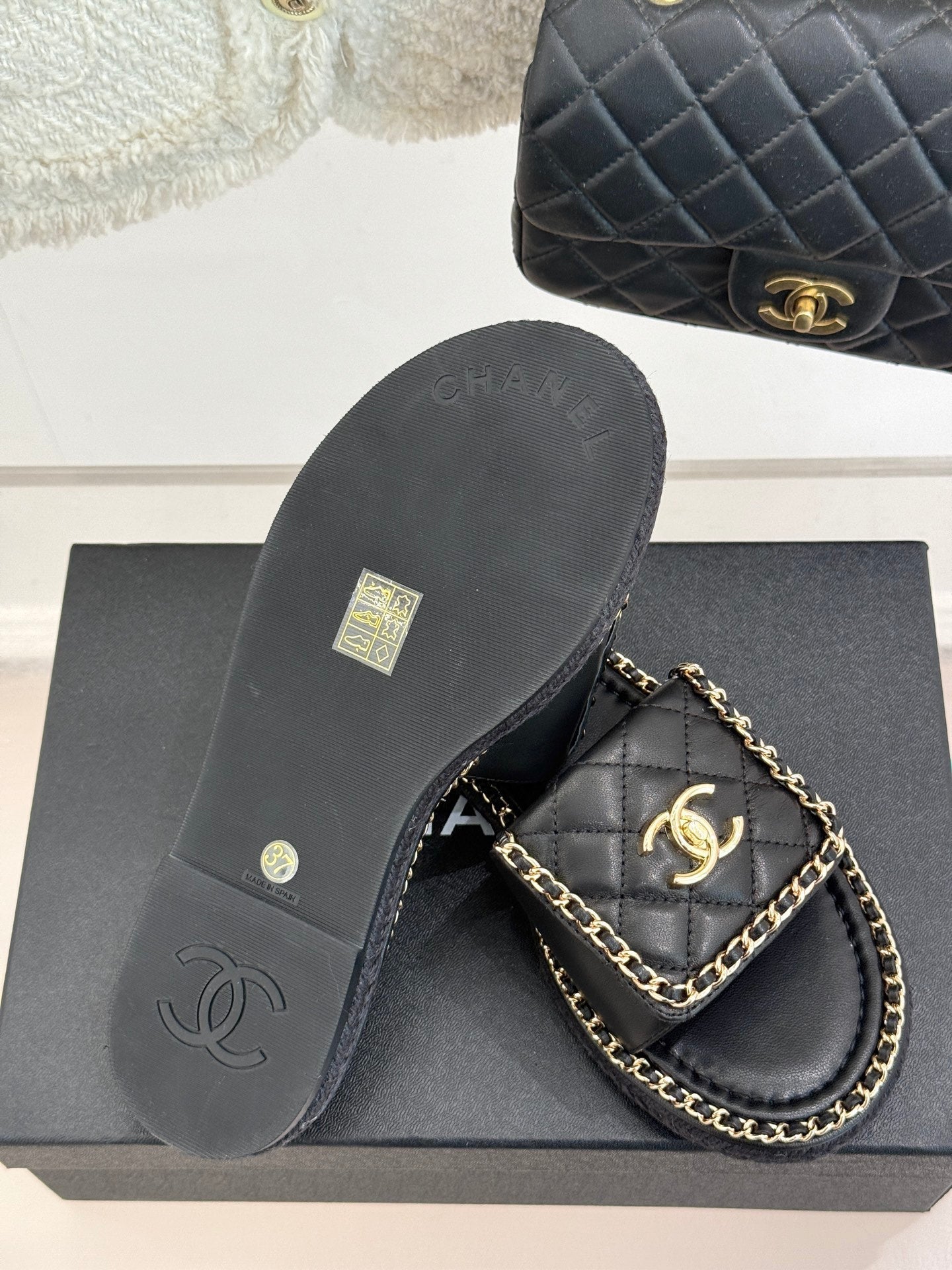 FLAT CHAIN HEART SLIPPER IN BLACK LAMBSKIN - 35