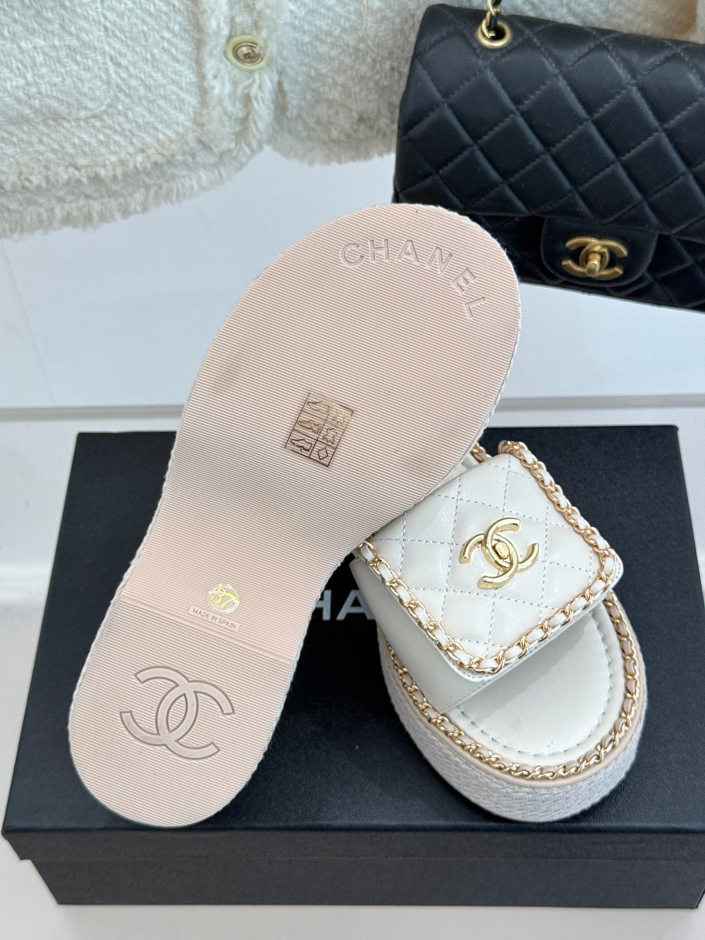THICK-SOLED CHAIN HEART SLIPPER IN WHITE LAMBSKIN - 35