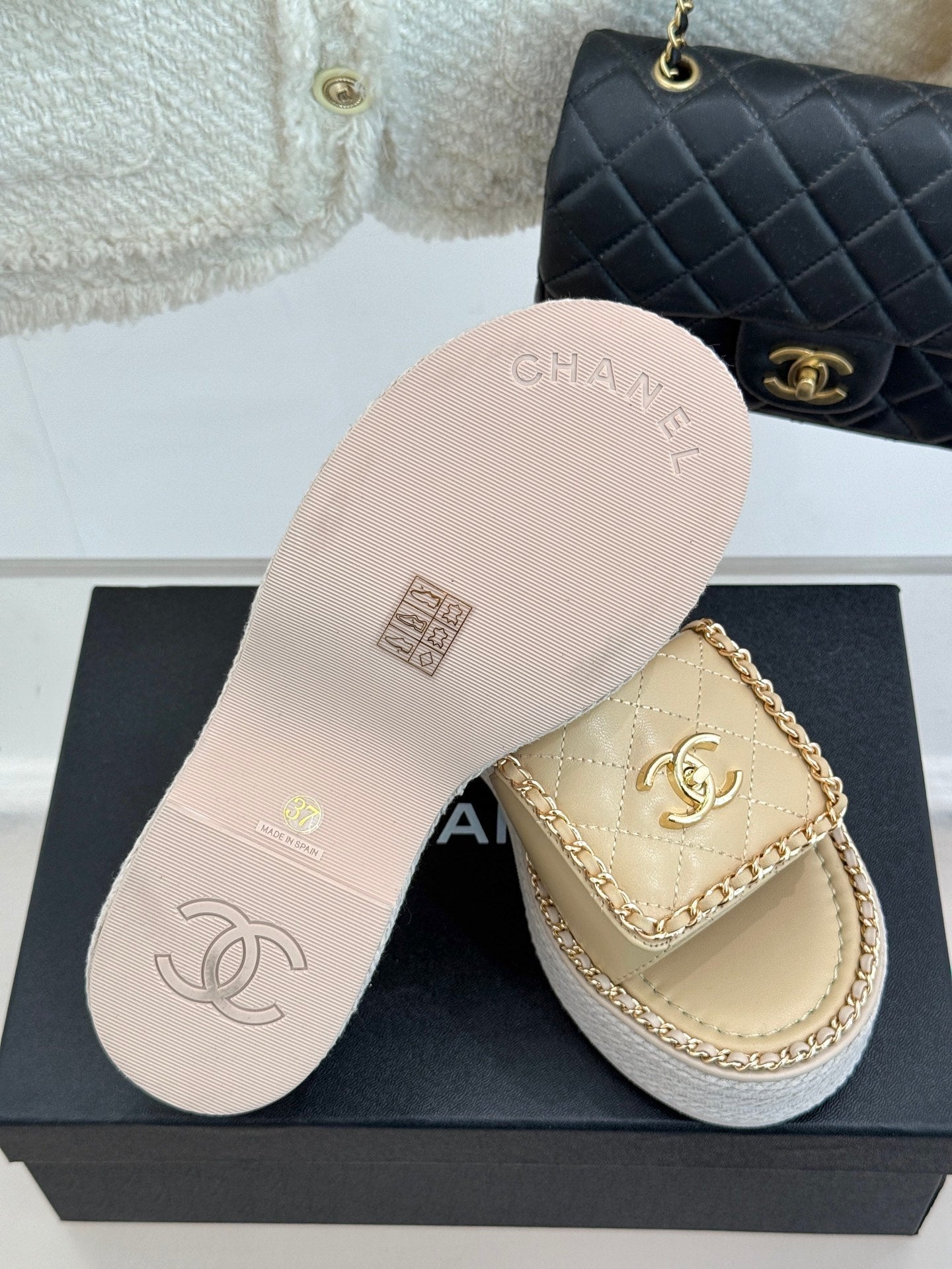 THICK-SOLED CHAIN HEART SLIPPER IN BISQUE BEIGE LAMBSKIN - 35