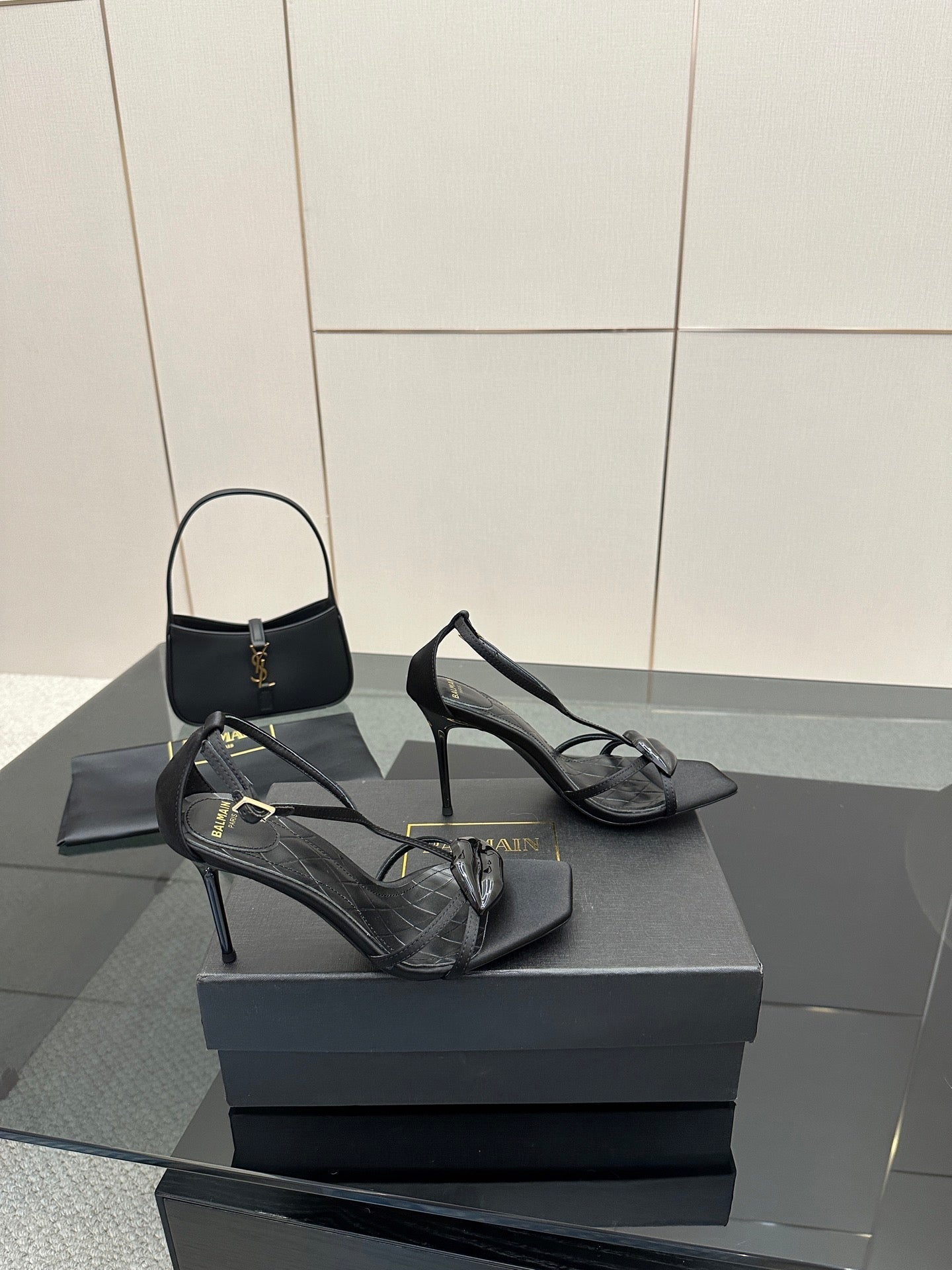 BALMAIN 25S LIPS SANDALS 10 IN BLACK SATIN - 35