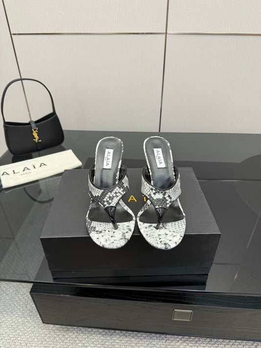 ALAIA HEELED THONG 25S IN WHITE AND BLACK LAMBSKIN SNAKE-EMBOSSED - 35