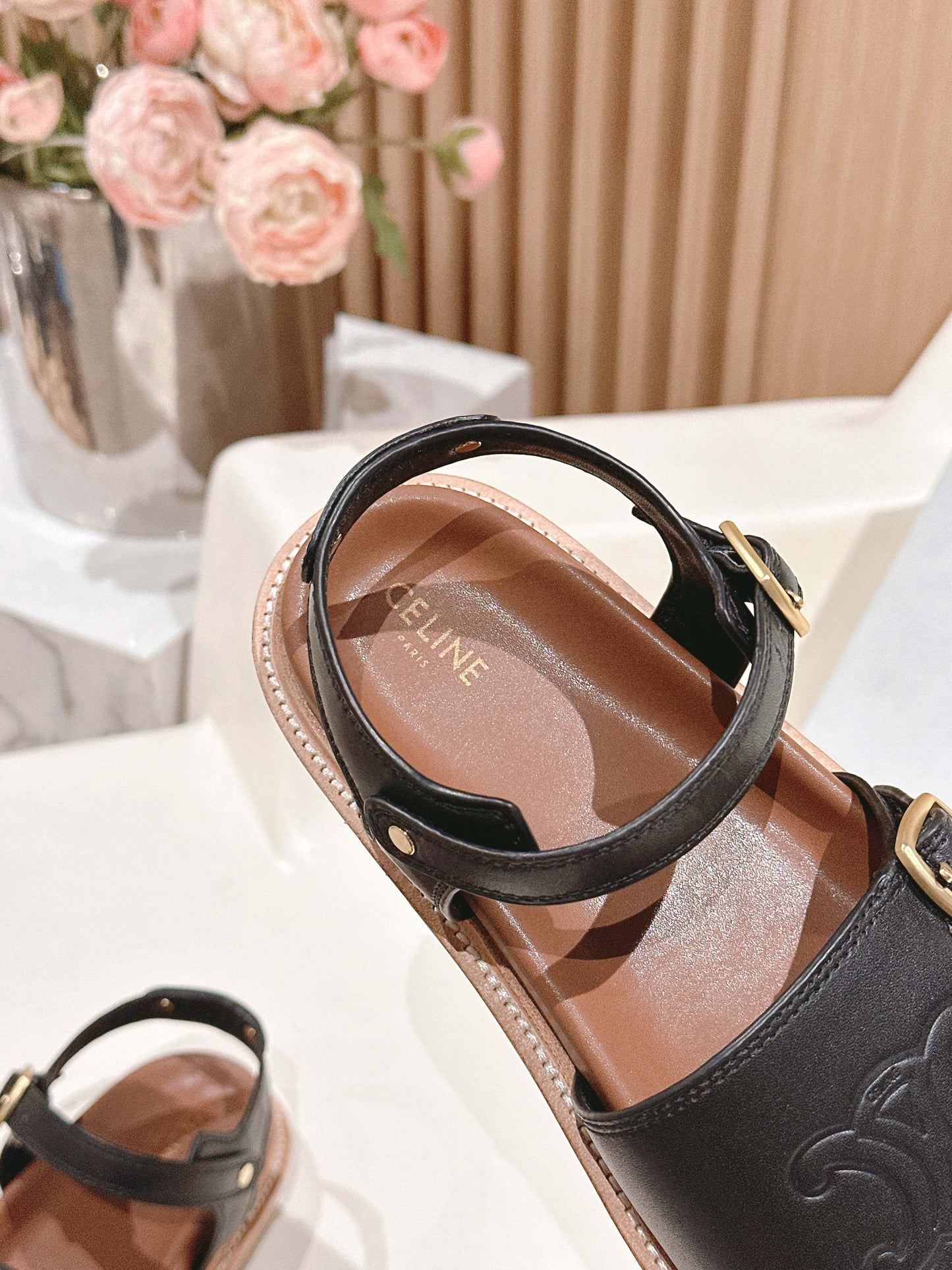 FLAT SANDALS IN BLACK TRIOMPHE EMBOSSED SMOOTH CALFSKIN - 35