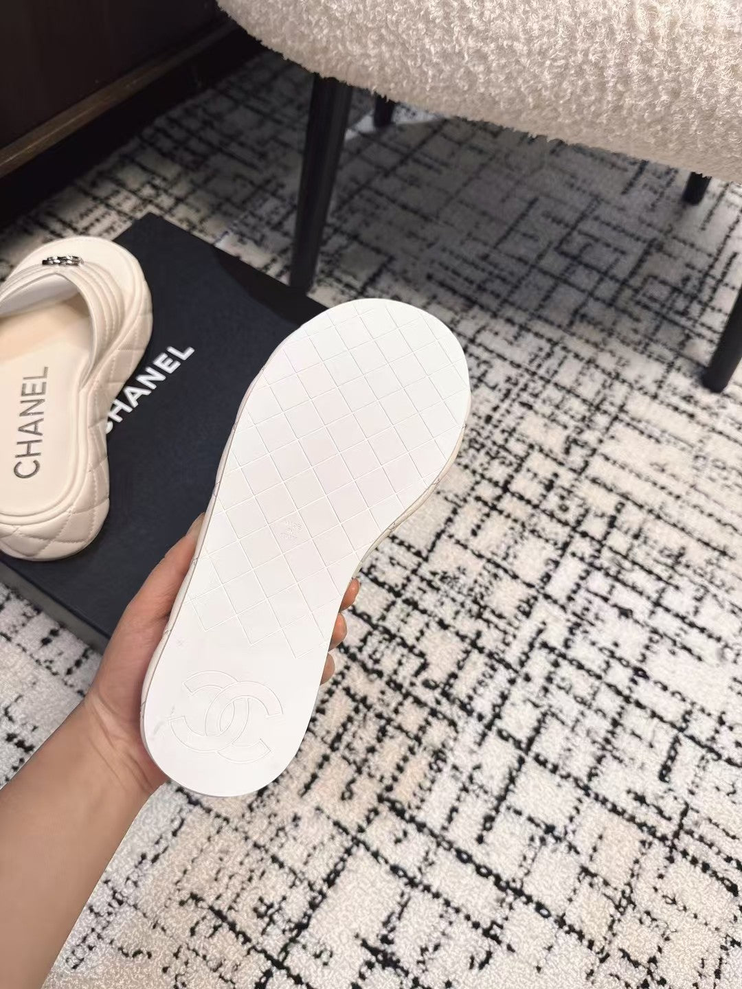 THICK-SOLED THONG SLIPPERS IN WHITE CALFSKIN - 35