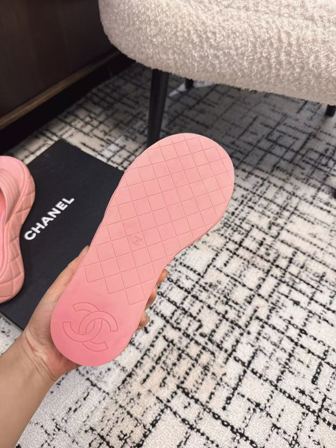 THICK-SOLED THONG SLIPPERS IN BRIGHT PINK CALFSKIN - 35