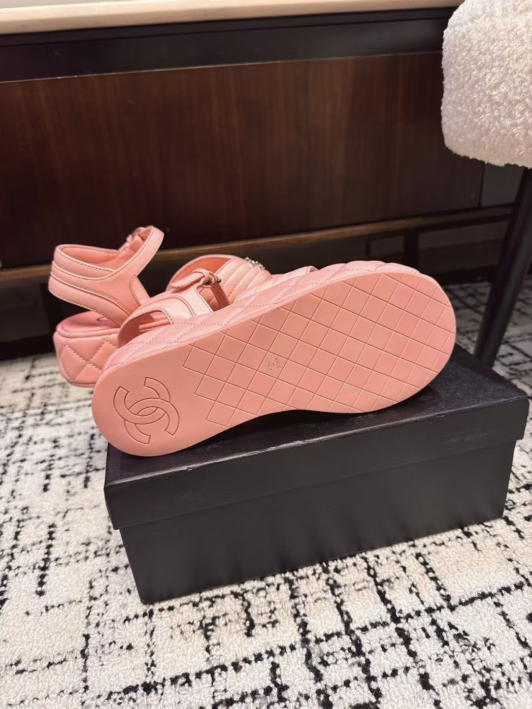 THICK-SOLED THONG SANDAL IN BRIGHT PINK LAMBSKIN - 35