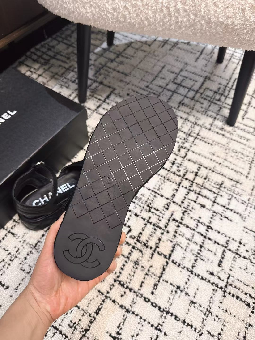 THICK-SOLED THONG SANDAL IN BLACK LAMBSKIN - 35