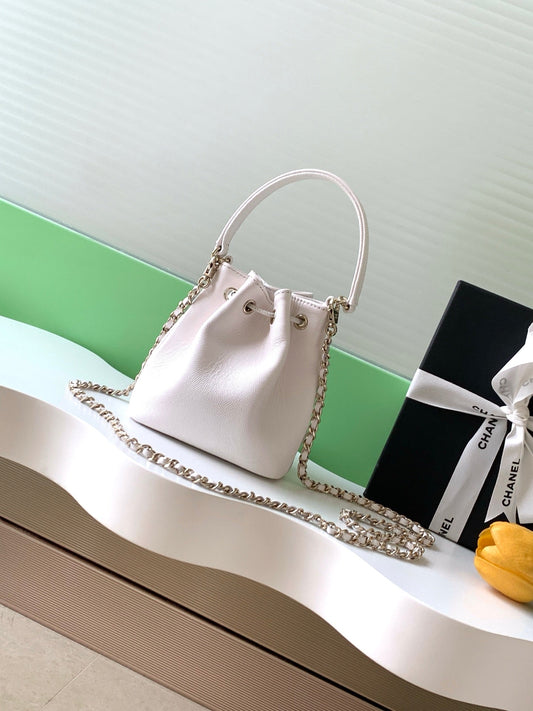 CHANEL 25S МІНІ СУМКА-ВІДРО 12 З БІЛОЇ ТЕЛЯЧОЇ ШКІРИ ІЗ ЗОЛОТОЮ ФУРНІТУРОЮ