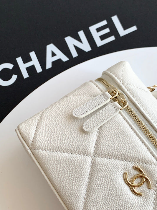 CHANEL 25S КОСМЕТИЧКА 19,5 СМ З БІЛОЇ ОВЕЧОЇ ШКІРИ