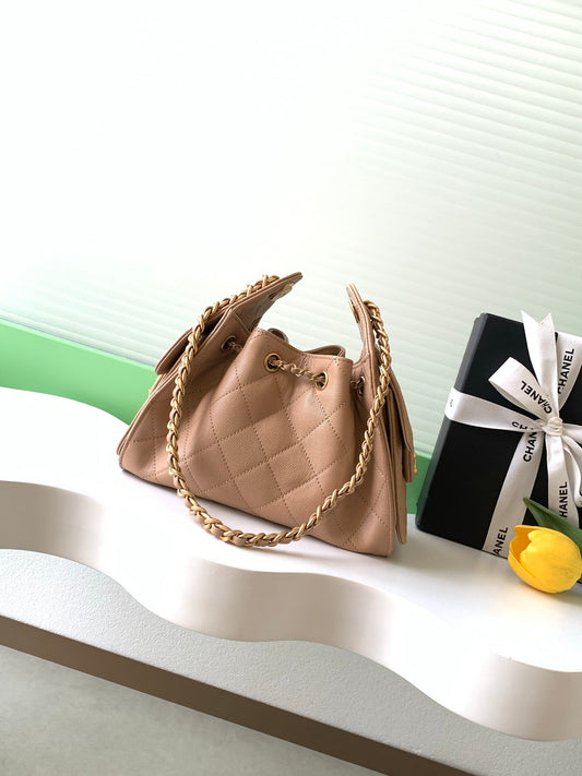 CHANEL 25S СУМКА HOBO 22 У БЕЖЕВО-КОРИЧНЕВІЙ ШКІРІ З ІКРИНКОЮ ТА ЗОЛОТИСТОЮ ФУРНІТУРОЮ