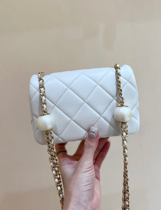 СУМКА CHANEL ЧЕРЕЗ ПЛЕЧЕ 25S 17 З БІЛОЇ ОВЕЧОЇ ШКІРИ З ЗОЛОТОЮ ФУРНІТУРОЮ