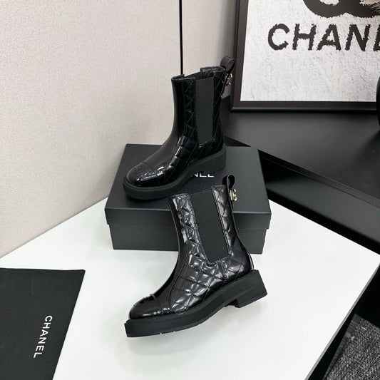 ЧЕЛСІ ЧОБОТИ CHANEL 25S НА ЕЛАСТИЧНІЙ ПІДОШВІ З ЧОРНОЇ ГЛЯНЦЕВОЇ ТЕЛЯЧОЇ ШКІРИ - 35
