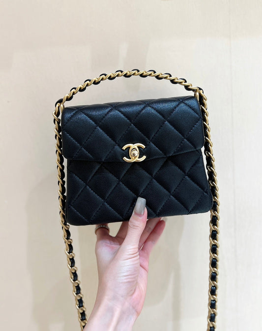 СУМКА-ШОПЕР CHANEL TOTE CROSSBODY 25S 19 З ЧОРНОЇ ТЕЛЯЧОЇ ШКІРИ З МЕТАЛЕВОЮ РУЧКОЮ