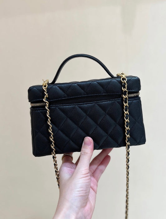 CHANEL 25S КОСМЕТИЧКА 19 З ЧОРНОЇ ТЕЛЯЧОЇ ШКІРИ ІЗ ЗОЛОТОЮ ФУРНІТУРОЮ