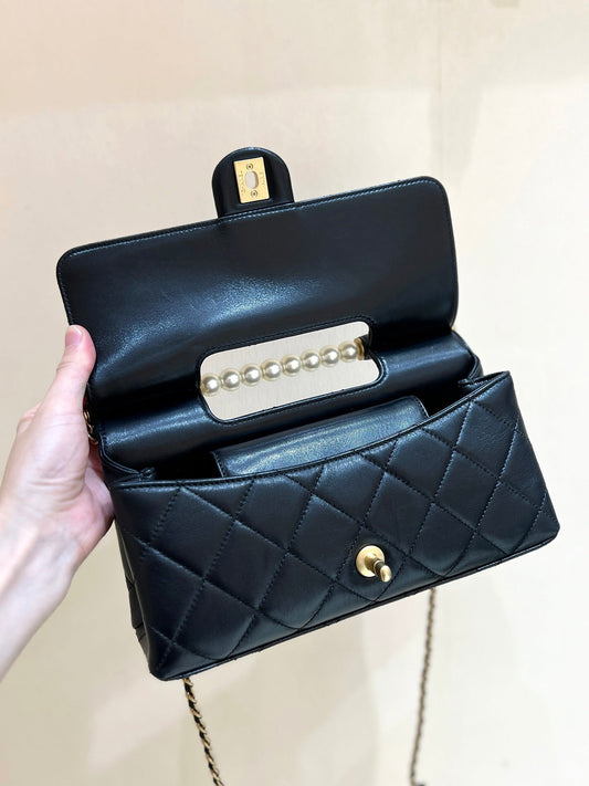СУМКА PEARL TOP HANDLE 25 З ЧОРНОЇ ОВЕЧОЇ ШКІРИ ІЗ ЗОЛОТОЮ ФУРНІТУРОЮ