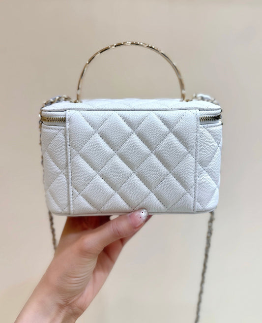 CHANEL 25S COCO CRUSH 17 З БІЛОЇ ТЕЛЯЧОЇ ШКІРИ ІЗ ЗОЛОТОЮ ФУРНІТУРОЮ