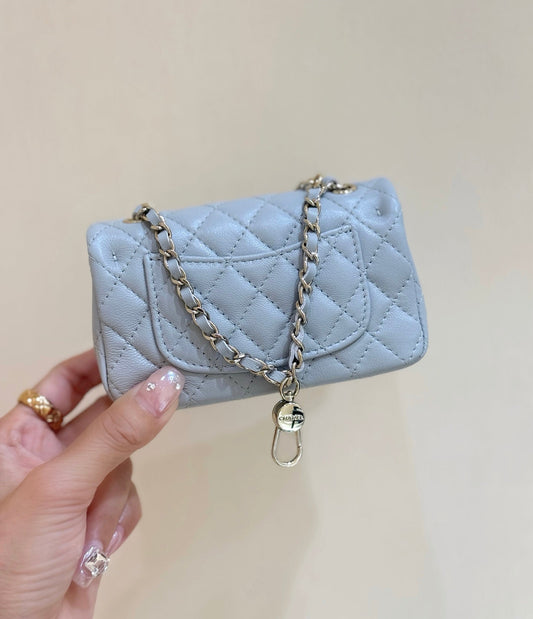 Сумка CHANEL 25S FLAP CHARM BAG 13 зі шкіри ягняти, небесно-блакитна