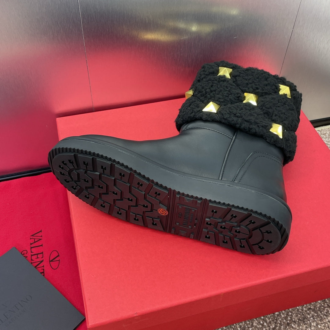 ANKLE STUDDED BOOTS IN BLACK CALFSKIN AND SHEARLING LINING - 35