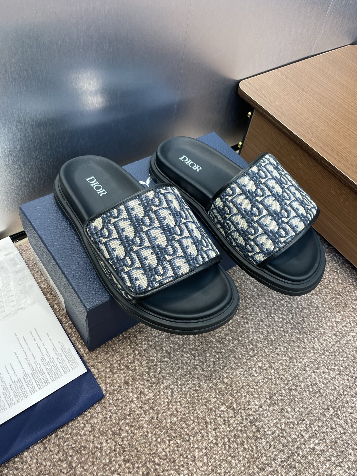 DIOR 25S ALIAS SLIDES IN BLACK CALFSKIN WITH CD OBLIQUE DEEP BLUE LOGO - 39