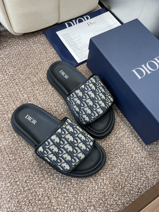 ШЛЬОПАНЦІ DIOR 25S ALIAS З ЧОРНОЇ ТЕЛЯЧОЇ ШКІРИ З ЛОГОТИПОМ CD OBLIQUE ГЛИБОКОГО СИНЬОГО КОЛЬОРУ - 39