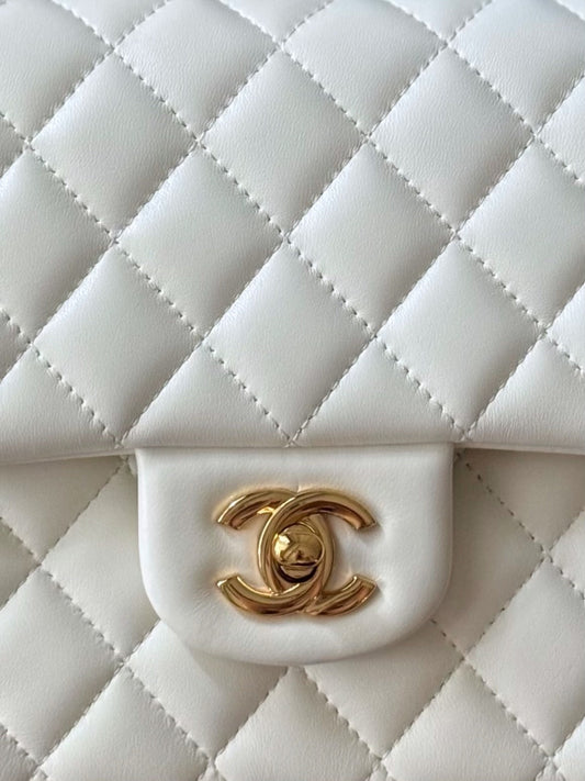 CHANEL 25S КЛАСИЧНА СУМКА FLAP BAG 25 СМ З БІЛОЇ ОВЕЧОЇ ШКІРИ ІЗ ЗОЛОТИСТОЮ ФУРНІТУРОЮ