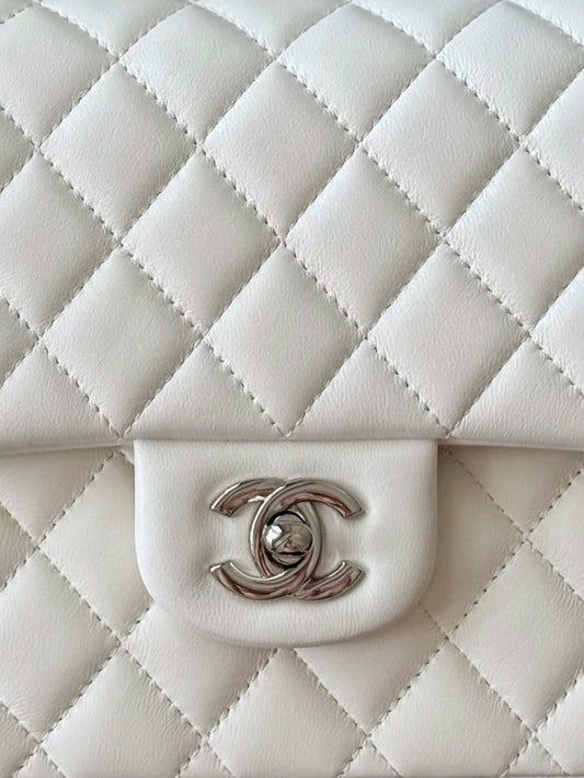 СУМКА CHANEL 25S CLASSIC FLAP BAG 25 СМ З БІЛОЇ ОВЕЧОЇ ШКІРИ З ФУРНІТУРОЮ СРІБНОГО КОЛЬОРУ