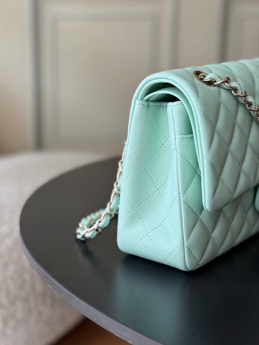 CHANEL 25S КЛАСИЧНА СУМКА FLAP BAG 25 СМ ЗІ СВІТЛО-БЛАКИТНОЇ ШКІРИ ЯГНЯТИ ІЗ ЗОЛОТОЮ ФУРНІТУРОЮ