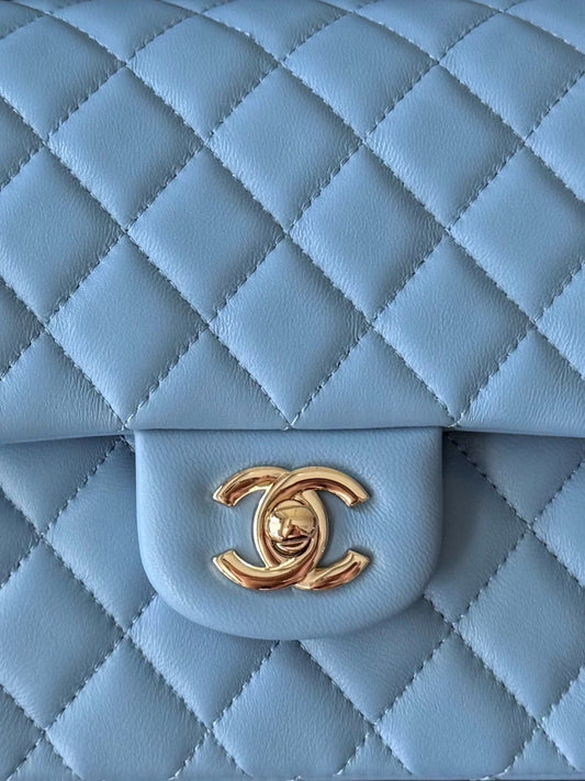 СУМКА CHANEL 25S CLASSIC FLAP BAG 25 СМ ЗІ СВІТЛО-БЛАКИТНОЇ ШКІРИ ЯГНЯТИ ІЗ ЗОЛОТИСТОЮ ФУРНІТУРОЮ