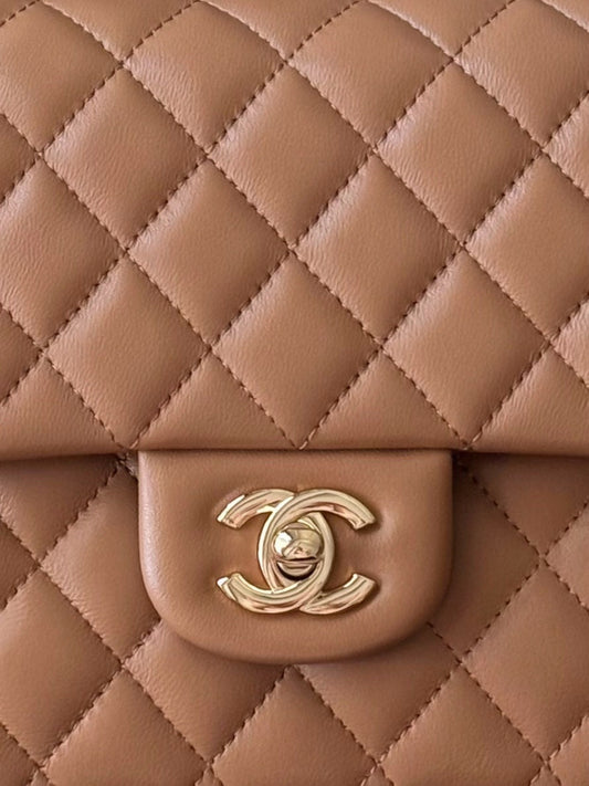 СУМКА CHANEL 25S CLASSIC FLAP 25 СМ ЗІ СВІТЛО-КОРИЧНЕВОЇ ОВЕЧОЇ ШКІРИ ІЗ ЗОЛОТОЮ ФУРНІТУРОЮ
